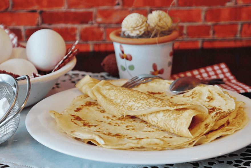 Le personnel de BOSKA prépare des crêpes pour la maison de retraite